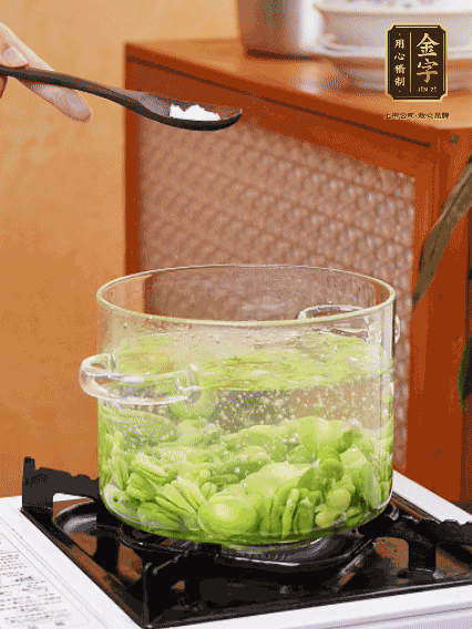 蠶豆剝?nèi)ネ鈿?，加鹽焯水30秒