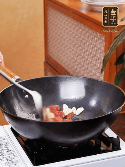 熱油，香腸微微煸出香味，加蒜片、小米辣