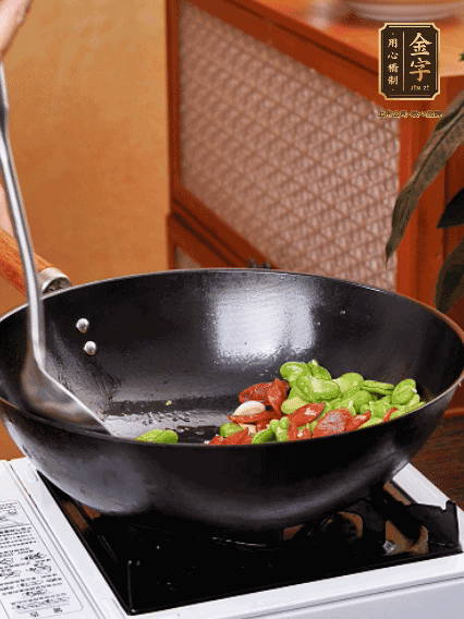 再放入蠶豆翻炒，加一點(diǎn)點(diǎn)醬油調(diào)味