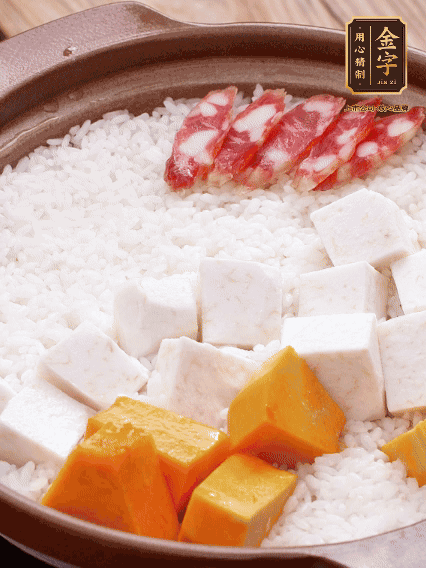 砂鍋涂油，放入泡好的大米。鋪上芋頭、南瓜，倒入開水剛好沒過，中火煮到水收干