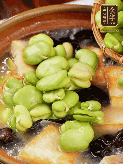 最后可以放豆瓣、木耳煮熟，依照個(gè)人口味加點(diǎn)鹽調(diào)味