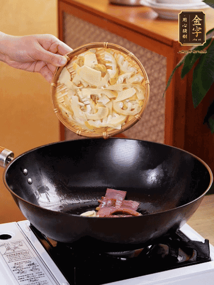 油熱，下蒜末、火腿煸炒出香味，再下筍片微微翻炒