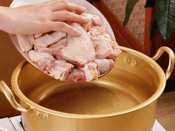 雞肉冷水下鍋，加蔥姜焯水