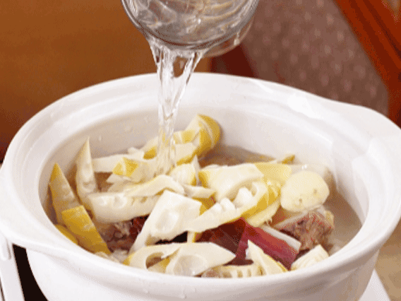 砂鍋中依次放入姜片、雞肉、春筍、火腿，加入足量的水，大火燒開后，轉(zhuǎn)小火燉40分鐘