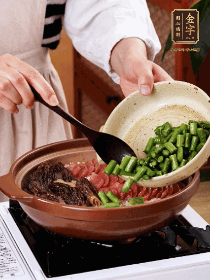 鋪上金字香腸、羊肚菌、蘆筍，蓋蓋子燜7分鐘