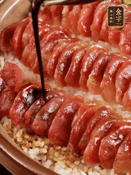 淋上醬汁攪拌均勻
調(diào)一個(gè)醬汁：生抽2匙、老抽半匙、蠔油半匙、白砂糖1/3匙、雞精1/3匙、香油5滴、水1匙