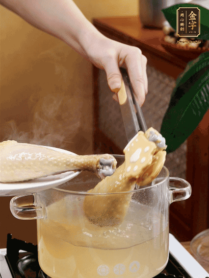 雞腿冷水下鍋，加蔥姜焯水，洗凈備用