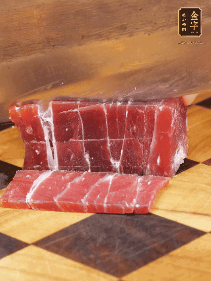 金字飄香火腿塊切片，溫水浸泡5分鐘