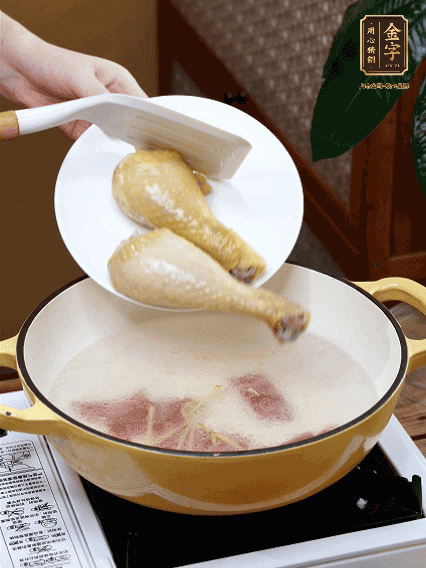 倒清水，放雞腿，大火煮開轉(zhuǎn)中小火煮20分鐘