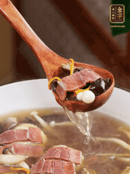 加羊肚菌、雞縱菌、蟲草花、海鮮菇、白玉菇再煮20分鐘