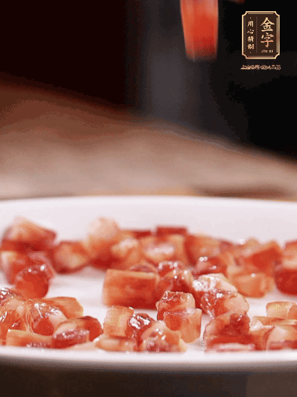 金字迷你小香腸切小段，煎出肉香