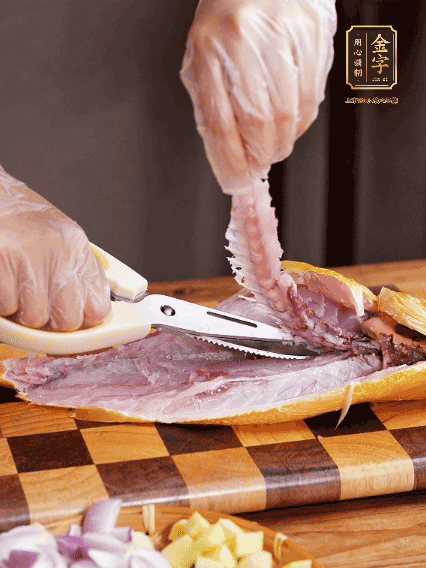 黃魚處理干凈，對半片開去骨，泡入蔥姜水、料酒、鹽調(diào)成的料汁中浸泡15分鐘，擦干水分