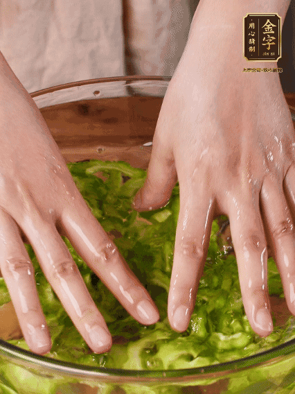 苦瓜去瓤切片，用鹽腌20分鐘，反復(fù)洗凈去苦味