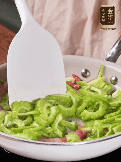 熱油，火腿、蔥姜、干辣椒煸香，再下苦瓜翻炒