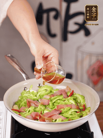 淋一圈料酒，少許糖調(diào)味