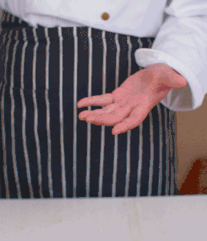 小蔥切碎，淡火腿切碎。