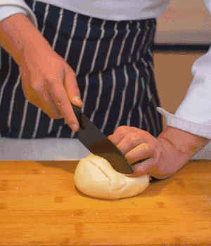 饅頭表面切出1cm左右的網(wǎng)格。