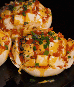 灑適量小蔥和黑芝麻，放入預熱的烤箱180度15分鐘。