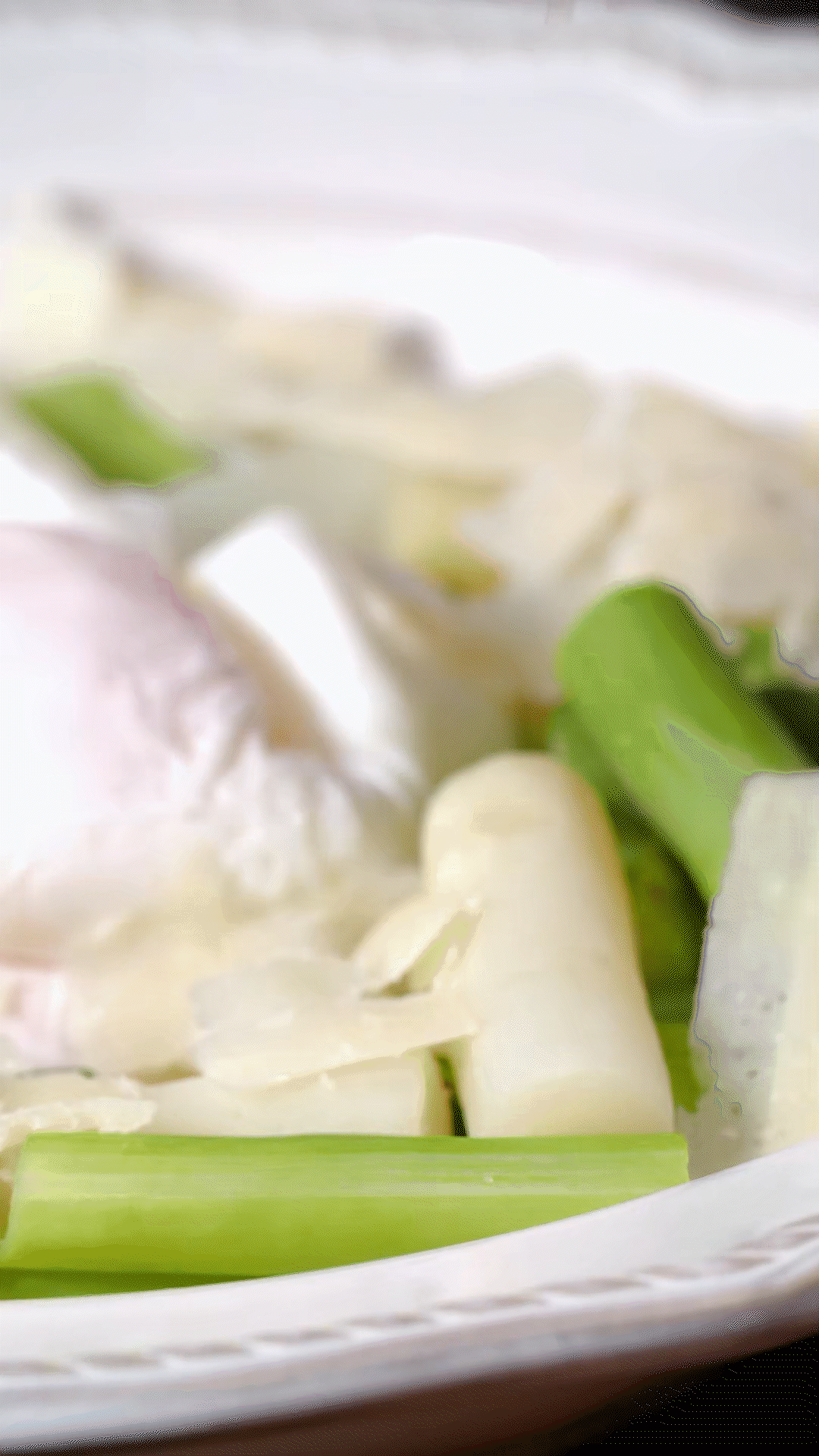 盤中放上蘆筍和雞蛋后，刨上適量干酪
