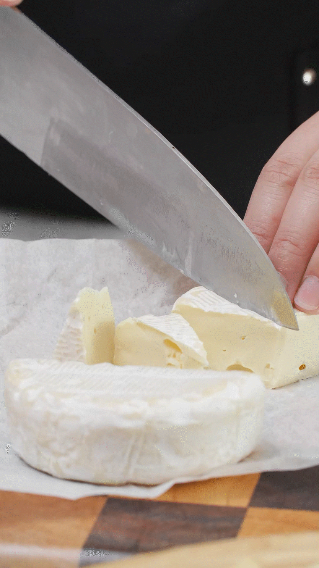 ①布里奶酪切塊、蘇打餅干掰成合適大小