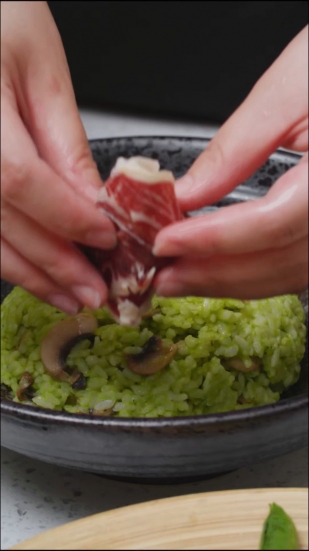 鍋中放入口蘑煎軟后，加一碗煮好的米飯
