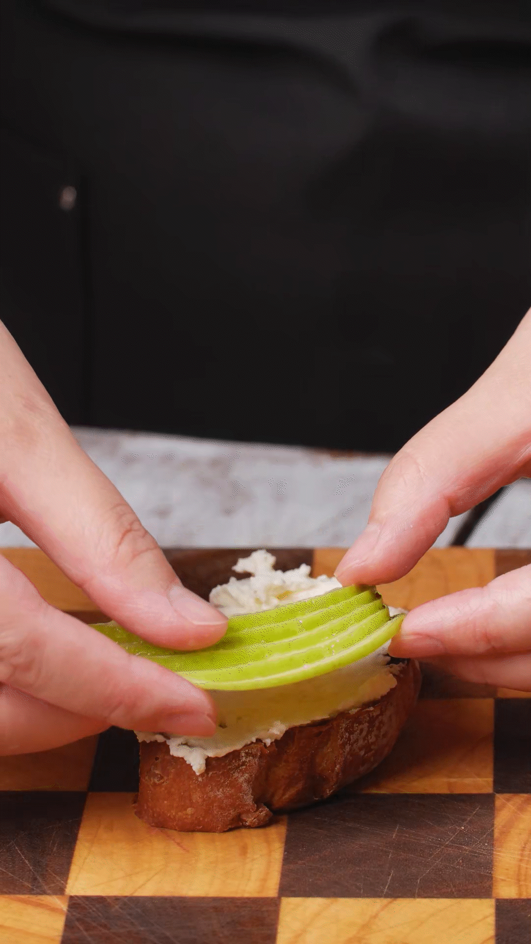 歐包抹上奶酪依次放上：蘋果、梨、藍(lán)莓
