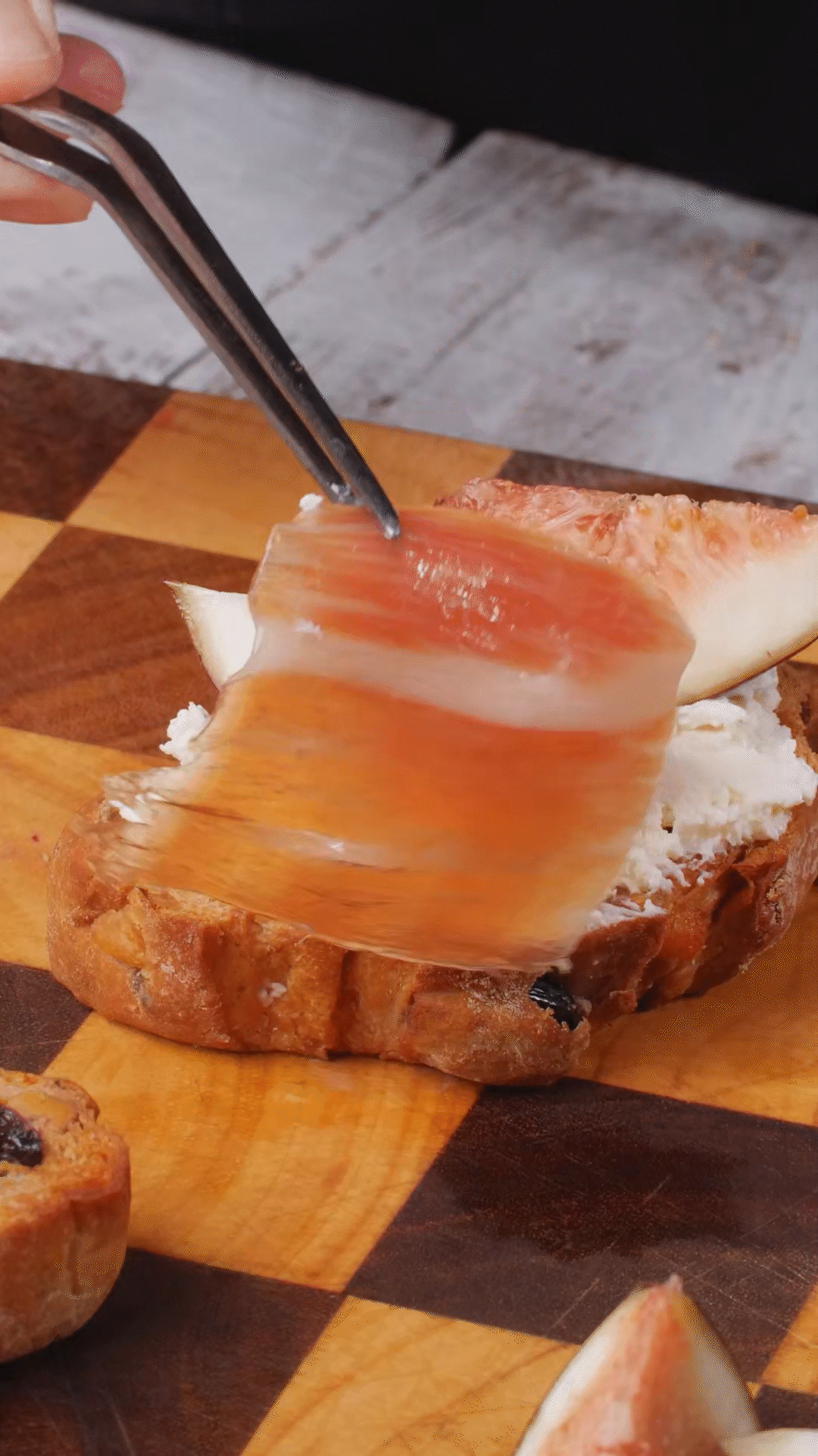 歐包抹上奶酪，放上無花果
