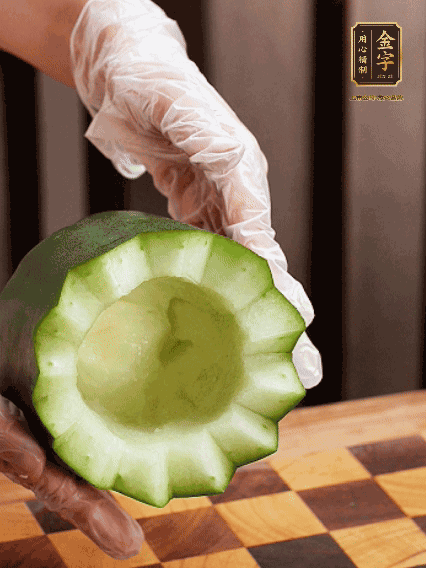 將小冬瓜洗凈，頂端切開去瓜瓤，改刀切口呈鋸齒狀