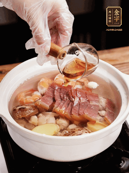 7種食材+帶皮冬瓜塊用砂鍋/電飯煲煮湯功能煮熟，少許鹽、花雕調味