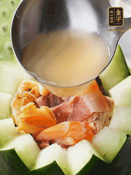 煮好后，盛入冬瓜盅。放入鍋中，可繼續(xù)燉煮，越燉越有味