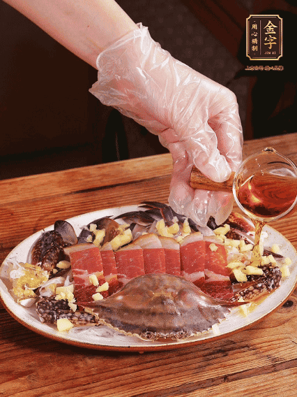 冷水上鍋蒸12分鐘（具體看蟹的大小），最后撒上蔥絲、澆上熱油即可