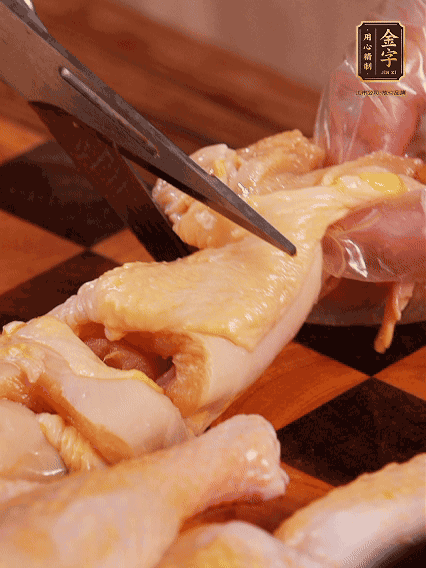 土雞處理干凈，切成大塊，加蔥姜、花雕酒、鹽腌制10分鐘