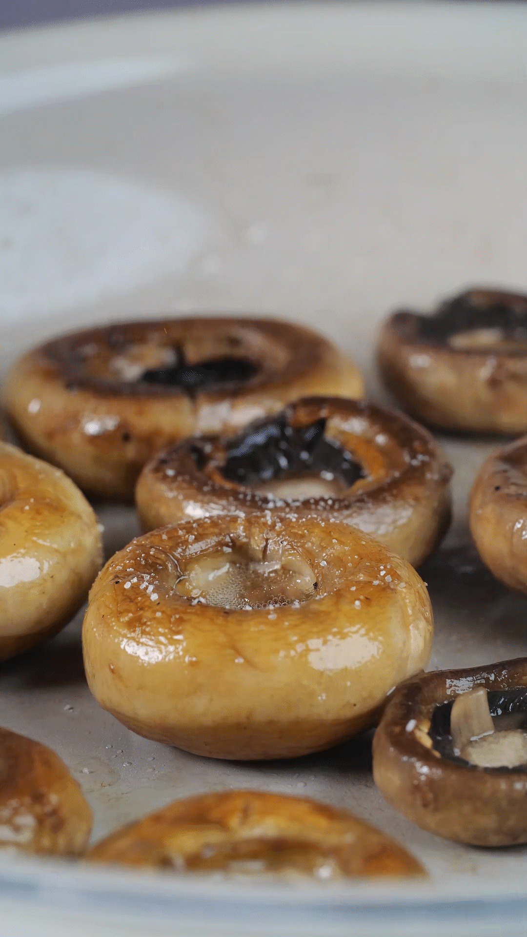 鍋內(nèi)放橄欖油，將口蘑煎至兩面微微焦黃，用黑胡椒海鹽調(diào)味