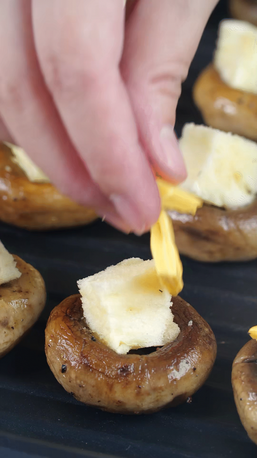 面包切小粒，放入口蘑凹處，蓋上芝士，烤箱180度烤10分鐘