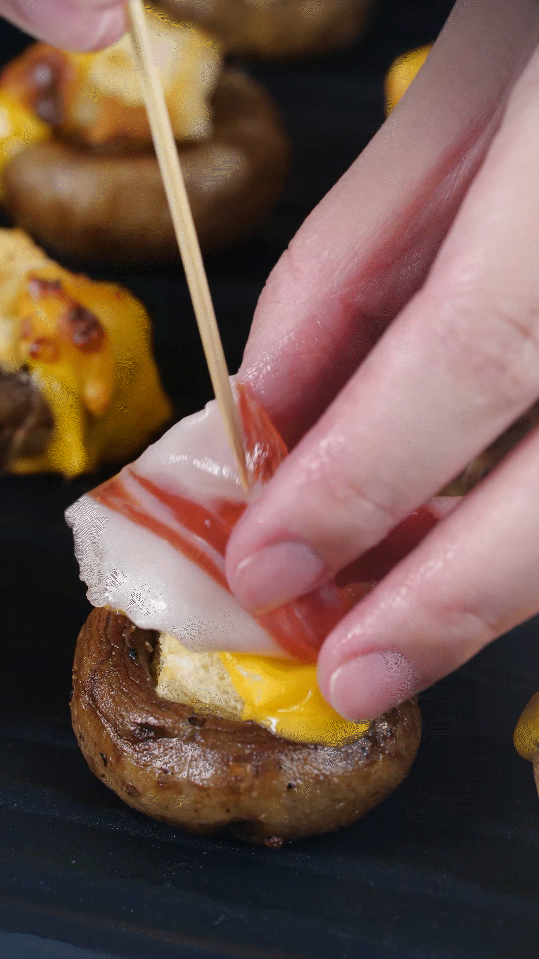 將火腿卷一卷，放在最頂部，插上竹簽