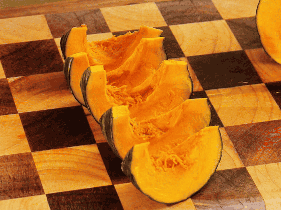 貝貝南瓜去瓤切小塊；干香菇熱水泡發(fā)，切條