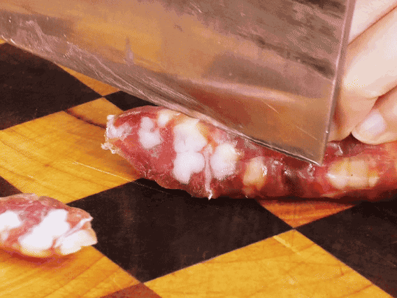 香腸少油煸出香味，下南瓜、板栗、香菇翻炒。2勺生抽、1勺老抽、1勺蠔油、1勺鹽、半勺糖調(diào)味