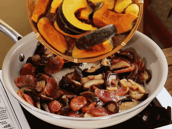 清洗好的大米放入電飯鍋，加裹滿醬汁的食材，再加剛好沒(méi)過(guò)食材的水，攪拌一下