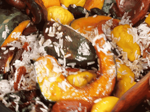 電飯煲正常煮飯模式煮飯。出鍋后撒點(diǎn)蔥花