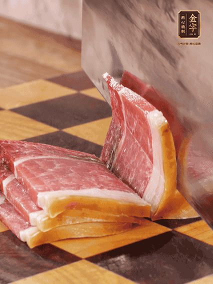 金字火腿切片，溫水浸泡5分鐘；肉皮泡發(fā)，切成小塊。