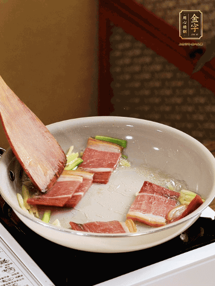 熱油下鍋，火腿、蔥姜蒜煸出香味備用