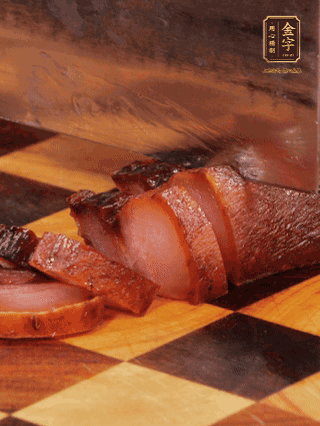 金字醬肉，煮熟切條；蓮藕去皮，切成條狀，焯水2分鐘