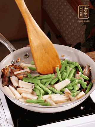 加少許生抽、蠔油、料酒、雞精調(diào)味，少許清水燜2分鐘，炒至豆角皺皮即可