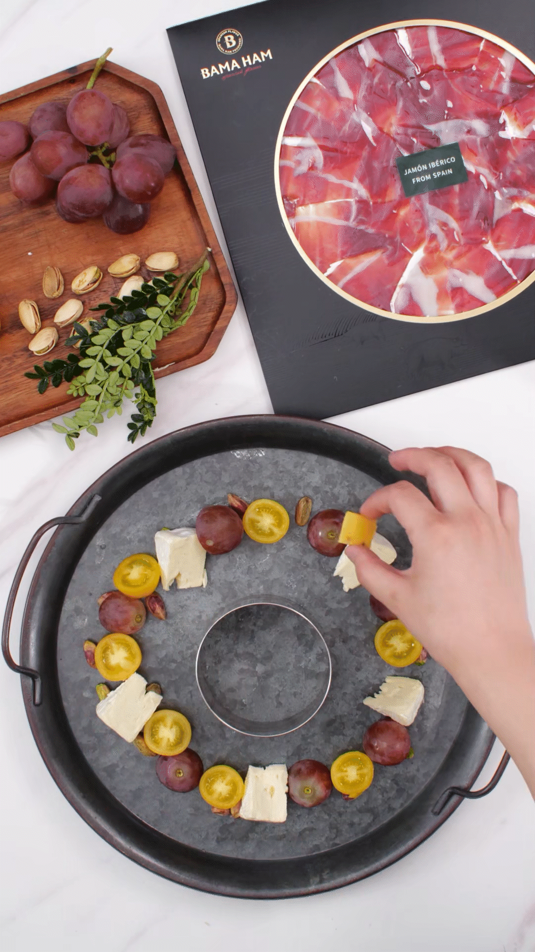 準備一個大盤子，中間放上模具（或是一個空碗）預留空位，沿著磨具把食材擺盤成花環(huán)裝