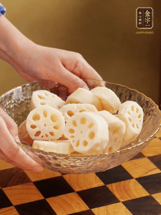 蓮藕洗凈削皮，切大塊，用鹽、糖腌制30分鐘。