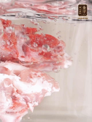 豬骨冷水下鍋，加蔥姜、料酒焯水4分鐘。