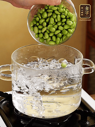 嫩毛豆汆燙1分鐘。