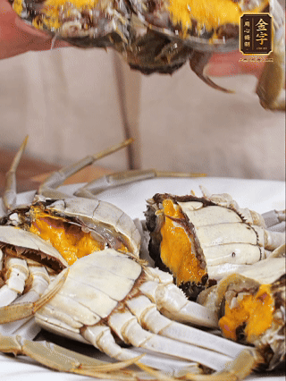 大閘蟹處理干凈，一切兩半。