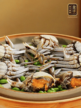 盤底鋪毛豆，依次放大閘蟹、咸肉， 淋一圈料酒、豉油。