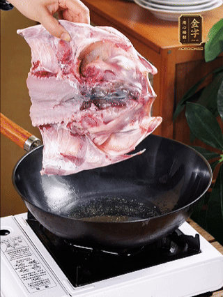 鍋里油燒熱（一半豬油、一半玉米油），放入魚頭，把魚頭煎至少兩面金黃